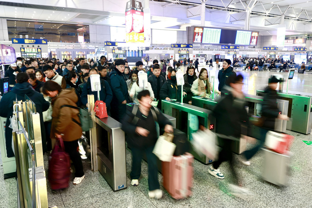 2026春运来了：肩背手提，带着娃儿坐高铁回家过年了！