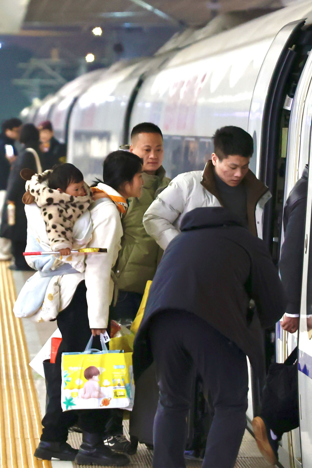 2026春运来了：肩背手提，带着娃儿坐高铁回家过年了！
