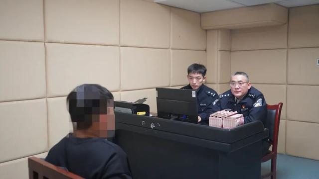 新型洗钱术！“车手”身上装摄像头直播取款，45万赃款刚到手即被警方一锅端