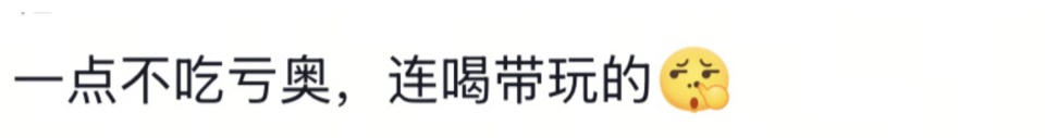 儿子用水桶装泳池水大口喝，网友着急：池水脏不能喝，家长：他玩游戏，已当场教育