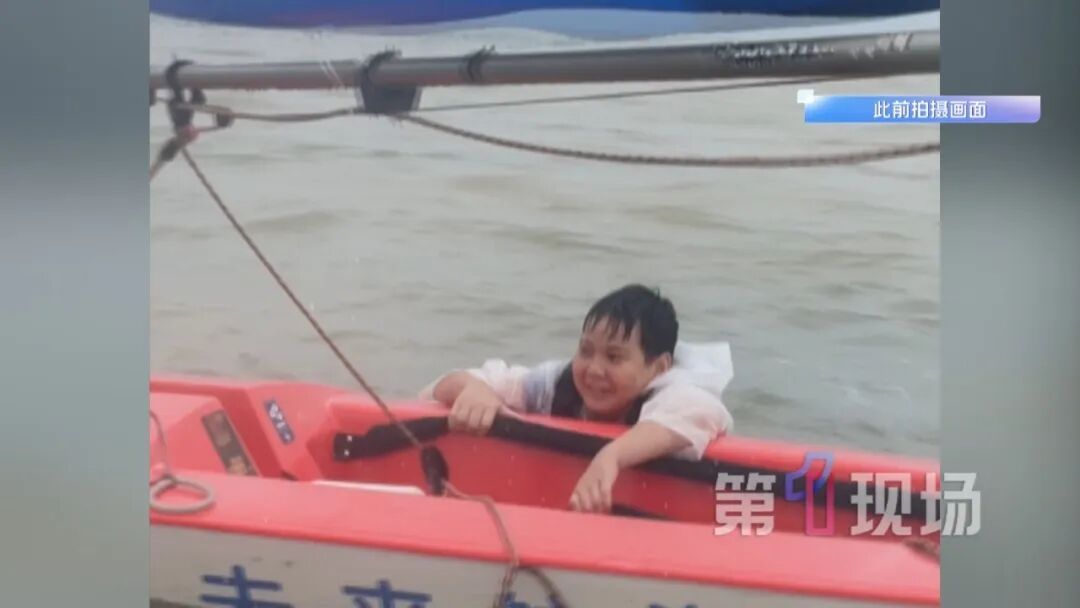 “帮不了一点,全靠自己”!少年雨中翻船求救,教练却“冷眼旁观” “帮不了一点,全靠自己”!少年雨中翻船求救,教练却“冷眼旁观”