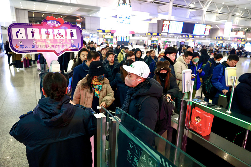 2026春运来了：肩背手提，带着娃儿坐高铁回家过年了！