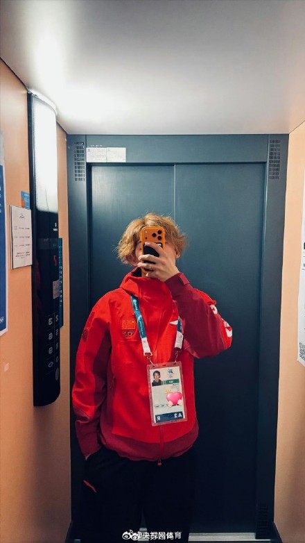 苏翊鸣晒冬奥村自拍