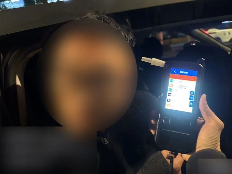 “我只是乘客,车是代驾开的”?杭州街头这一幕太危险...... “我只是乘客,车是代驾开的”?杭州街头这一幕太危险......