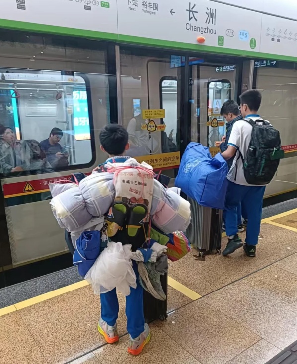 广州一初中生背影火了!网友:真心佩服,求教程! 广州一初中生背影火了!网友:真心佩服,求教程!