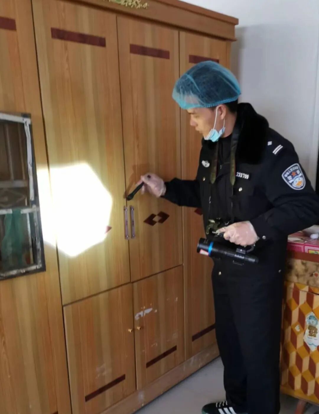 男子网购人脸面具入室盗窃，赃款用于打赏网络主播！警方：刑拘