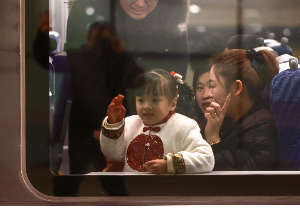 2026春运来了：肩背手提，带着娃儿坐高铁回家过年了！