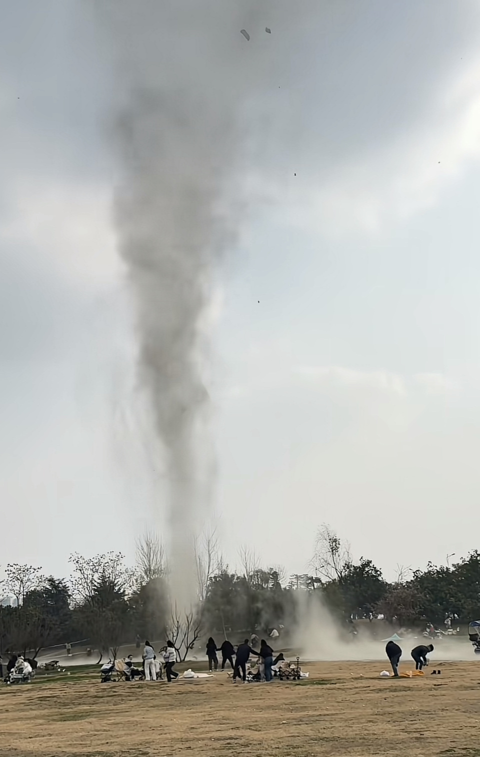 成都一景区现“尘卷风”,游客露营装备被卷上天,景区:无人受伤无物受损,“头次见” 成都一景区现“尘卷风”,游客露营装备被卷上天,景区:无人受伤无物受损,“头次见”