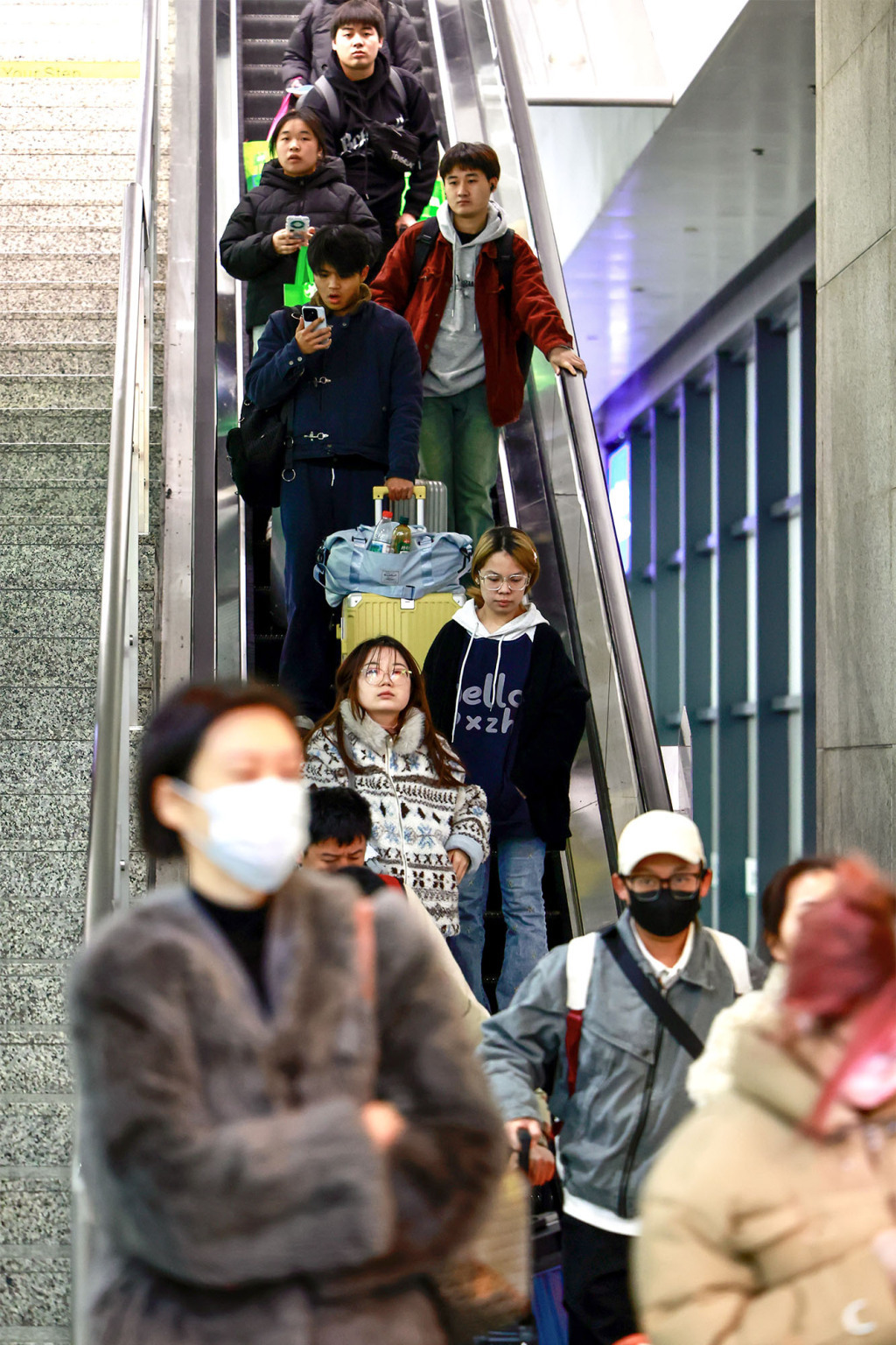 2026春运来了：肩背手提，带着娃儿坐高铁回家过年了！