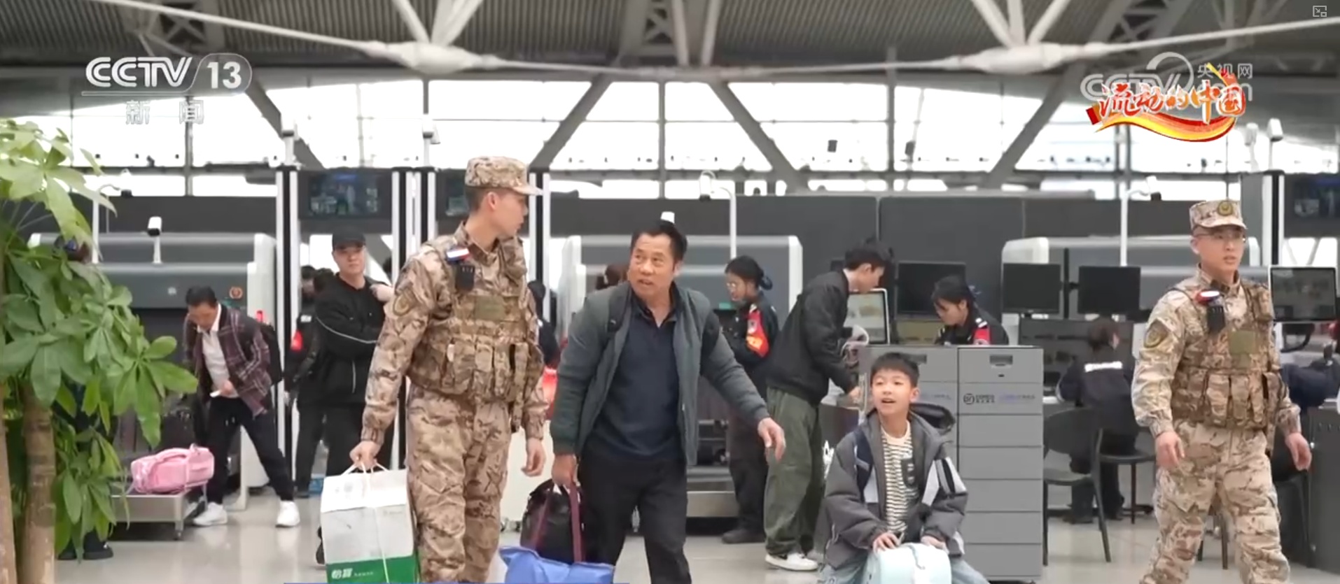 为春运护航 各地武警官兵增派执勤兵力保障群众平安出行