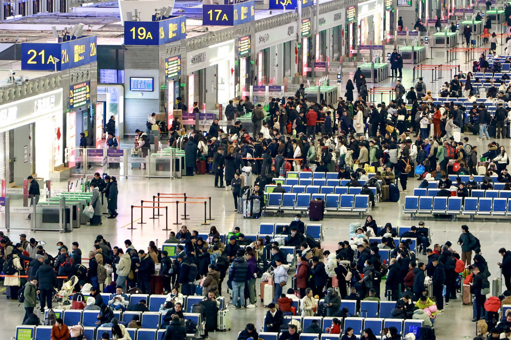 2026春运来了：肩背手提，带着娃儿坐高铁回家过年了！