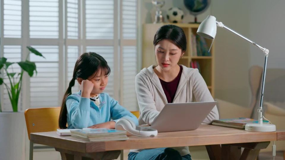 别再纠结“别人家的小孩”！面对孩子成绩单，心理专家支招家长“情绪调节五步法”