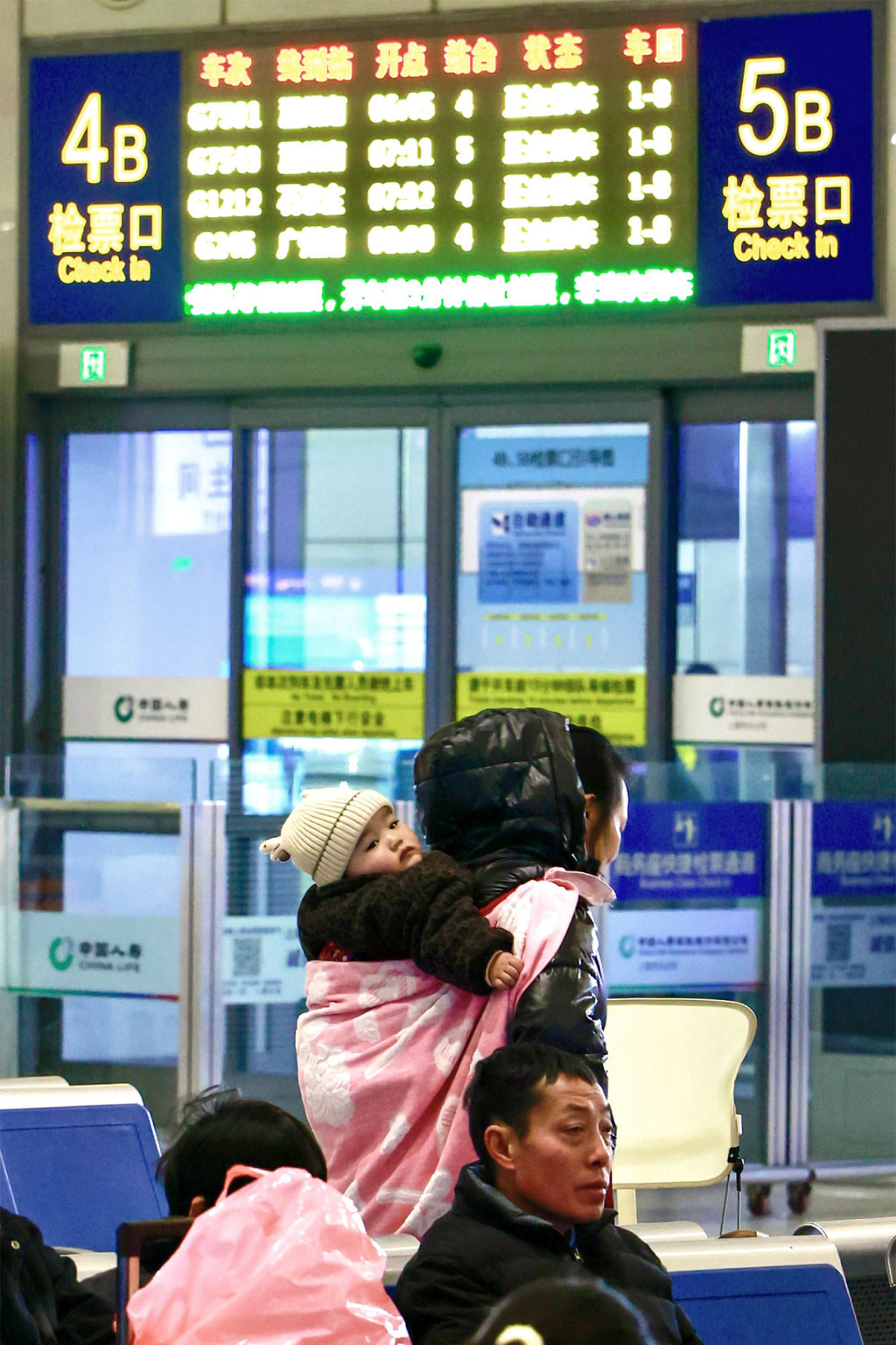 2026春运来了：肩背手提，带着娃儿坐高铁回家过年了！