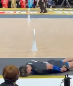 日本排球选手练发球砸到工作人员，直接上演“滑行谢罪”， 贴脸道歉，笑翻全场