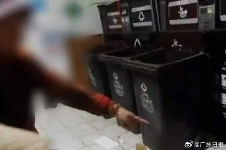 女子100克黄金被家里老人扔了