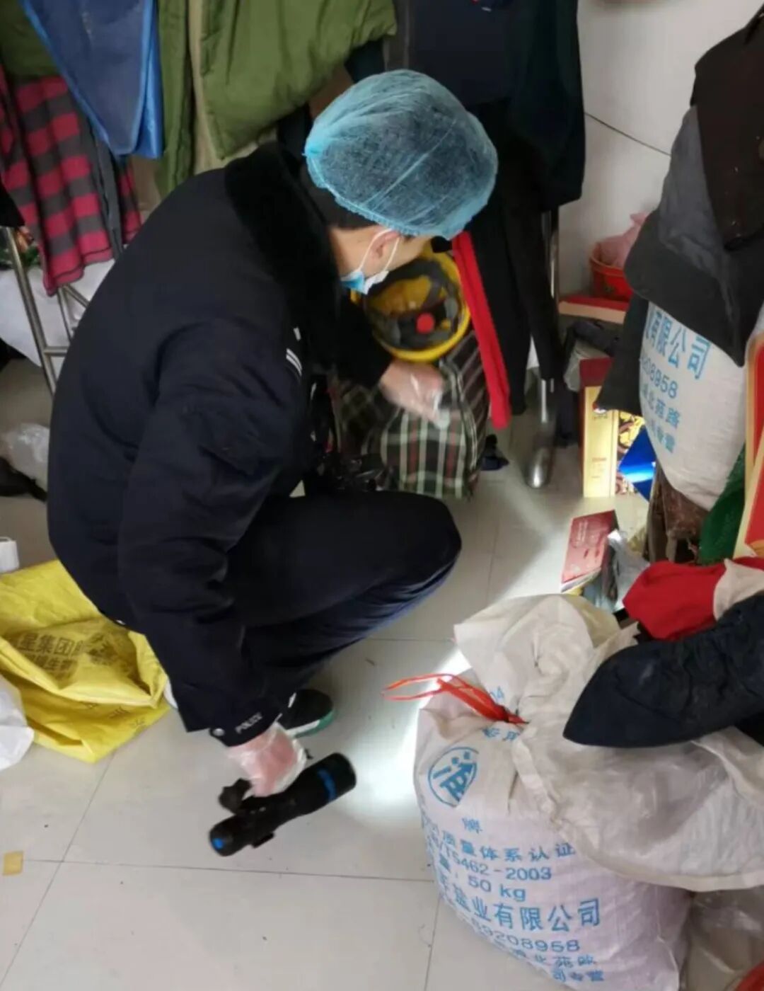 男子网购人脸面具入室盗窃，赃款用于打赏网络主播！警方：刑拘