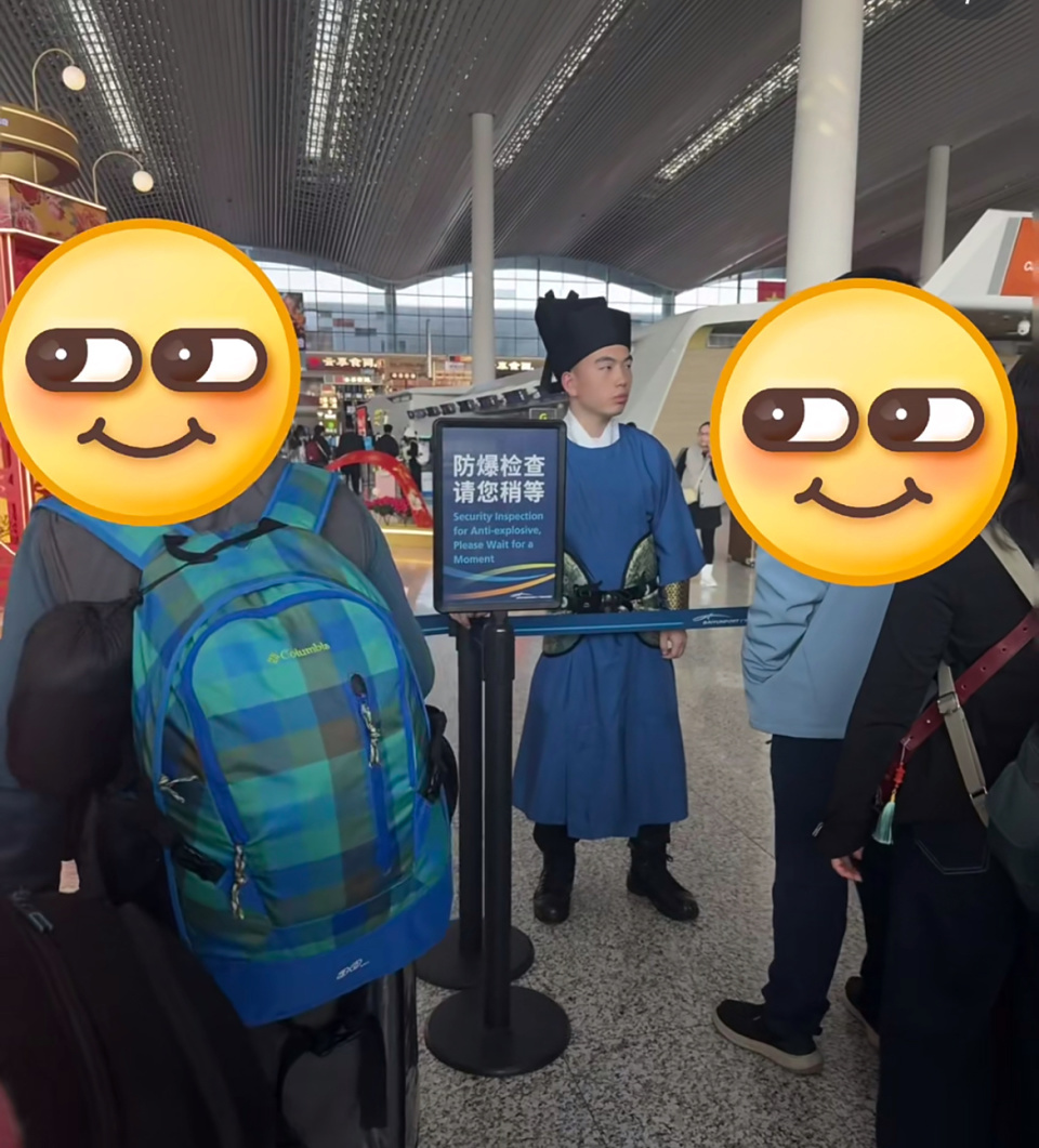 不是穿越！广州白云机场工作人员换“宋服”，网友赞：送福迎春，机场：仅安检巡逻换装