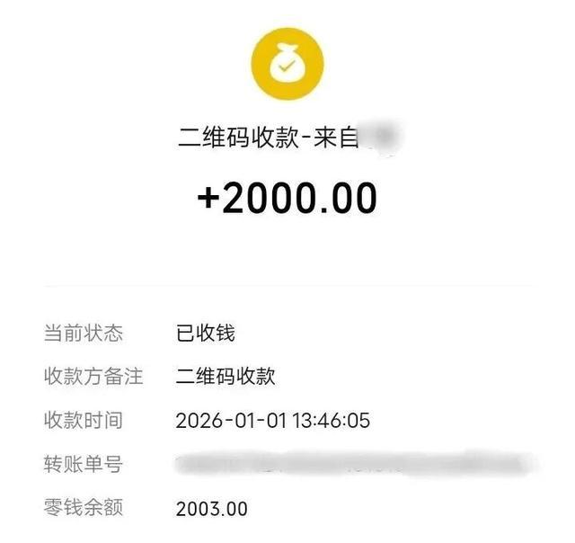 沙发扶手上手机放，醒来零钱被转光！洗浴酣睡时，邻座贼偷瞄聊天记录破支付密码！