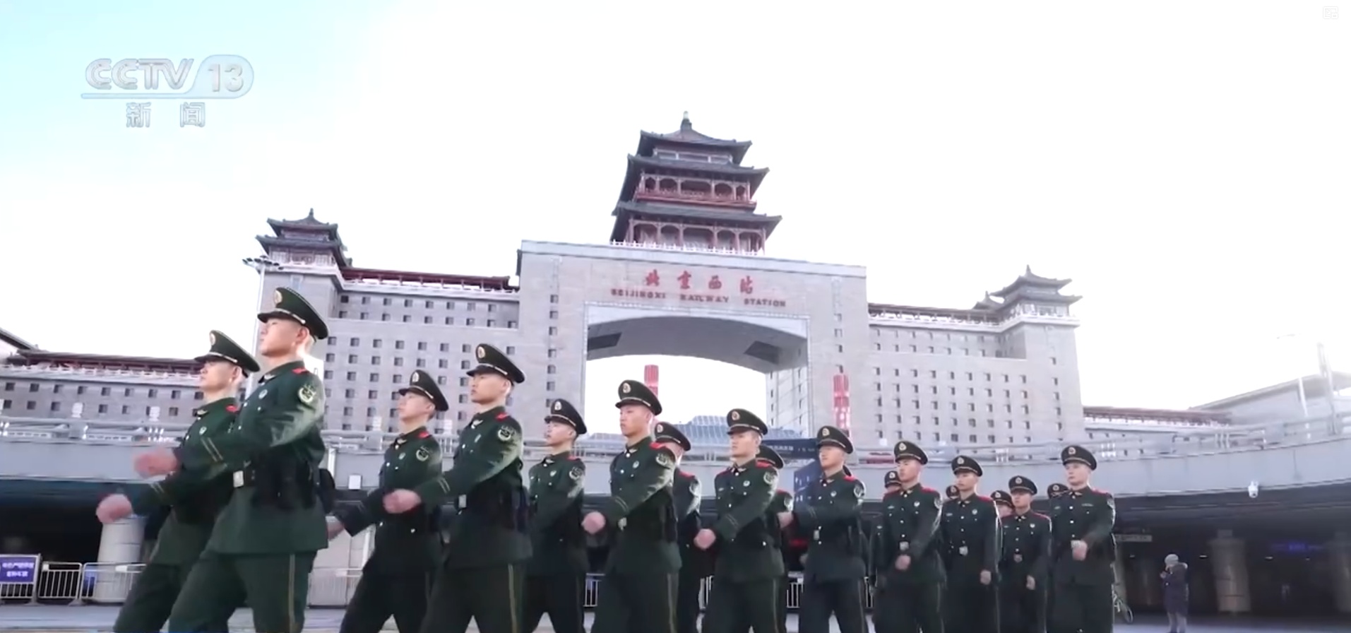 为春运护航 各地武警官兵增派执勤兵力保障群众平安出行