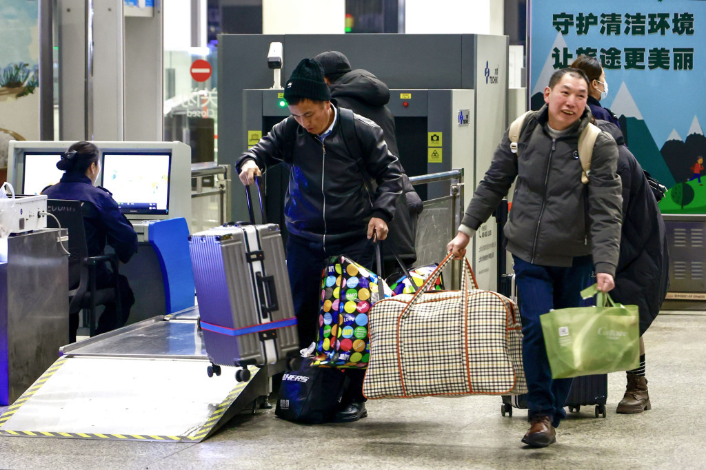 2026春运来了：肩背手提，带着娃儿坐高铁回家过年了！