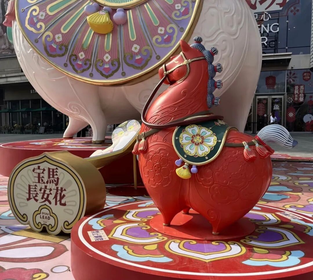 南京“肥猪马”因过于圆润走红,网友直呼太可爱了!商场回应:融合唐代审美与现代风格 南京“肥猪马”因过于圆润走红,网友直呼太可爱了!商场回应:融合唐代审美与现代风格