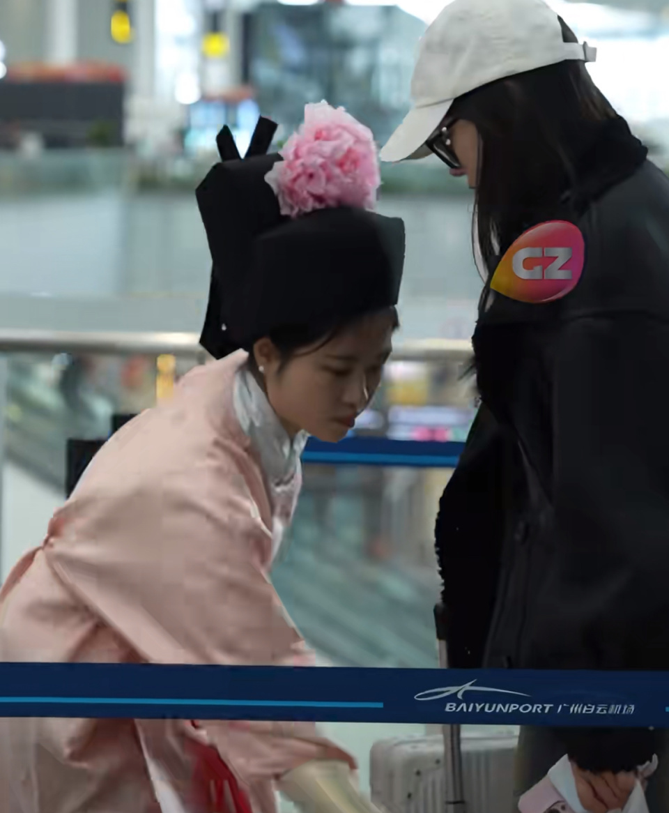 不是穿越！广州白云机场工作人员换“宋服”，网友赞：送福迎春，机场：仅安检巡逻换装