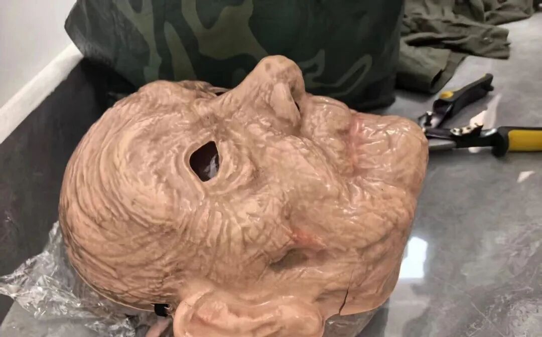 男子网购人脸面具入室盗窃，赃款用于打赏网络主播！警方：刑拘