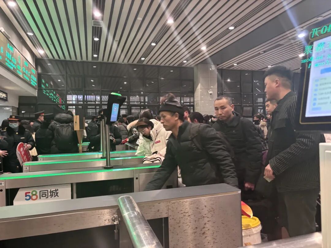 回家过年！首趟列车启程，下一站团圆！