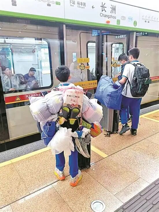 广州“最强背影小孩哥”火了！其母亲回应