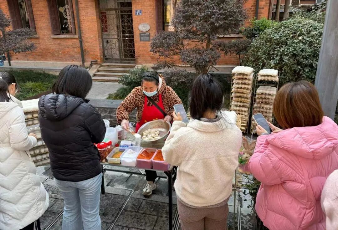 武汉一“霉豆腐”摊引众人打卡体验，顾客：“刮豆腐的过程很解压”