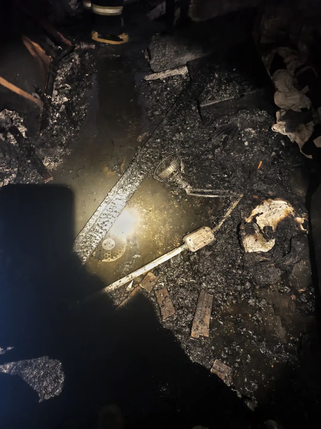 理疗仪烤被子？曾经以为是段子，直到看见她家卧室没了......