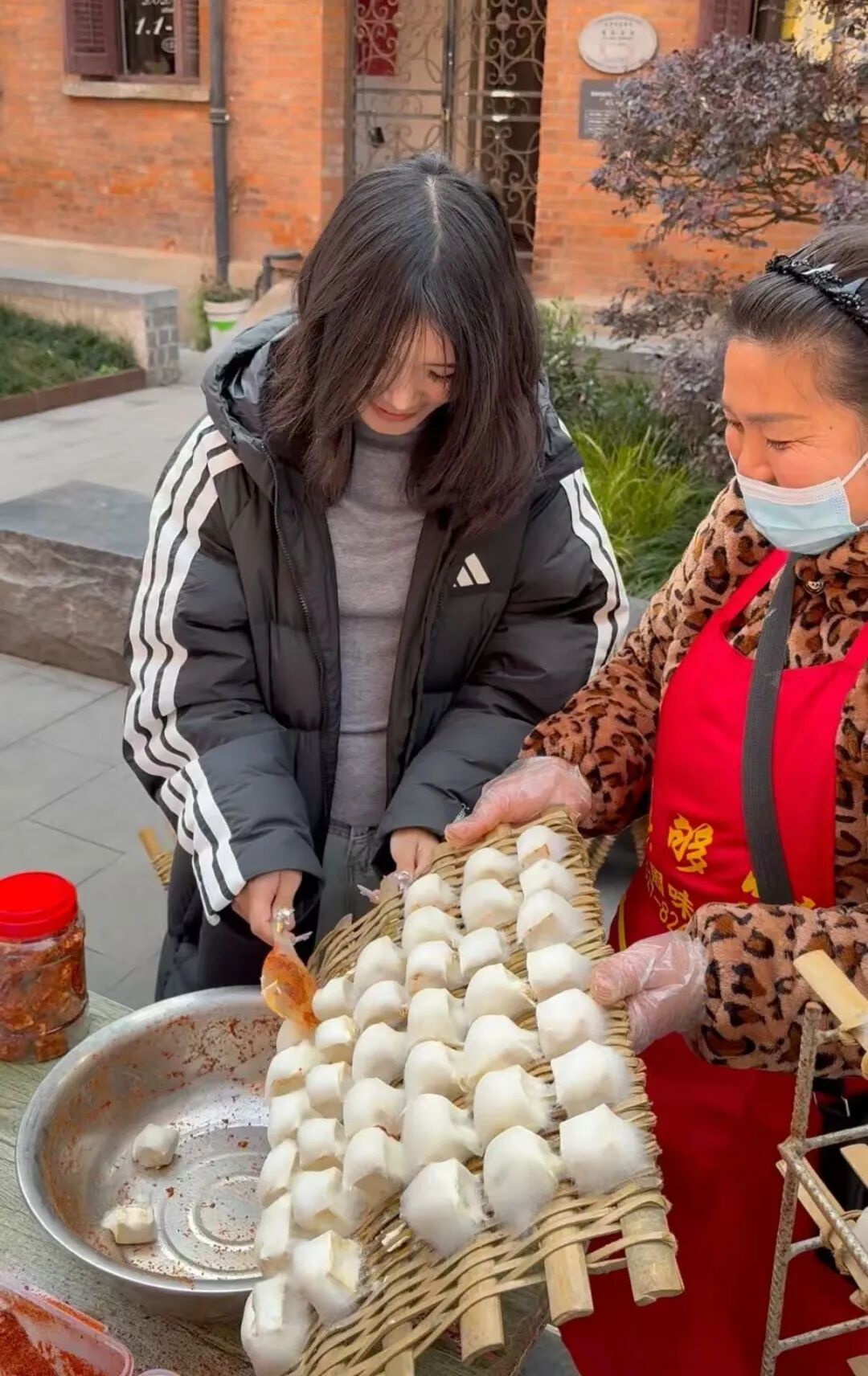 武汉一“霉豆腐”摊引众人打卡体验，顾客：“刮豆腐的过程很解压”