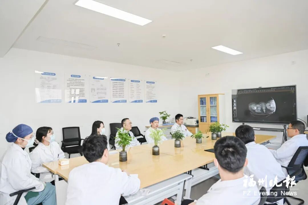 近11公斤重！如篮球般大小！福州一男子胯下长出肿物！医生：罕见！