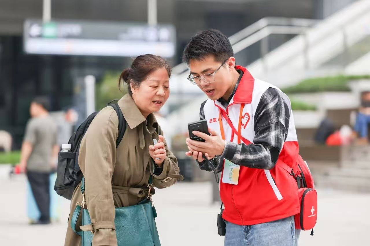 广州白云站“志愿红”守护春运团圆路