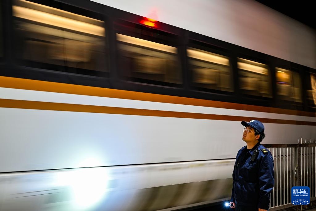 动车“医生”守夜护航春运