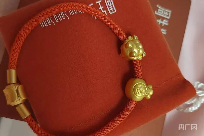 周生生足金挂坠被检测出含铁、银、钯，顾客沟通退货遭拒，监管部门介入
