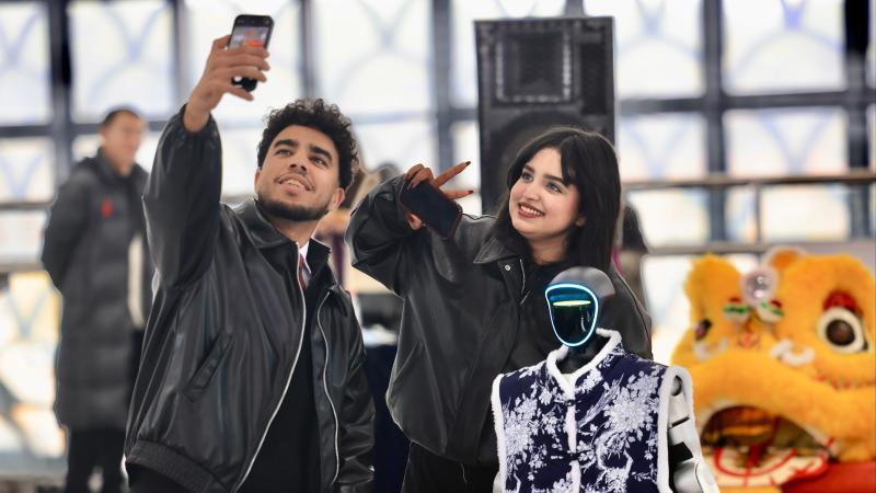 江西:南铁加开63列春运列车 用非遗与机器人温暖旅途 江西:南铁加开63列春运列车 用非遗与机器人温暖旅途