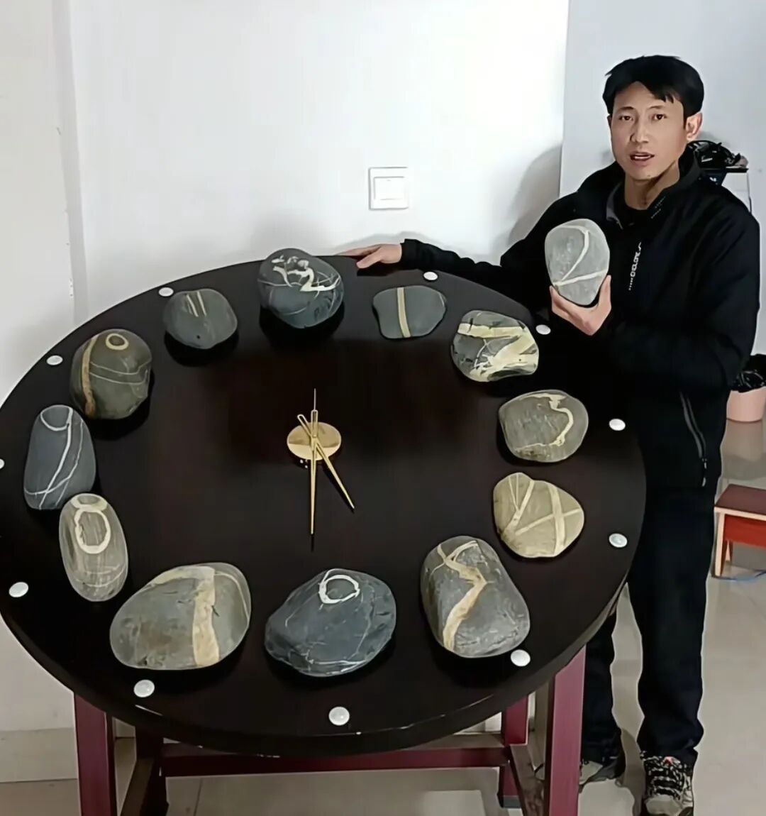 男子用10年收集12块“数字”石头，拼出一个“天然时钟”
