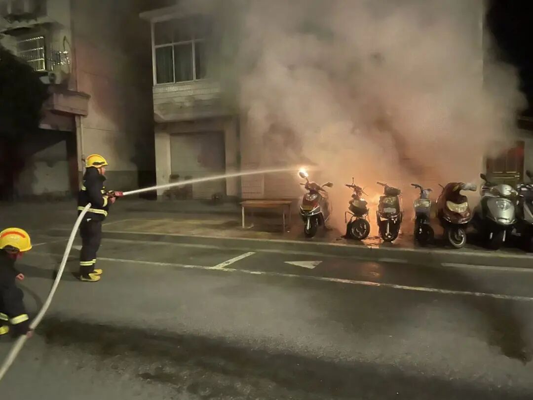 熊孩子！杭州一男孩将点燃的烟花扔进后备箱引发火灾，监控曝光；消防提醒