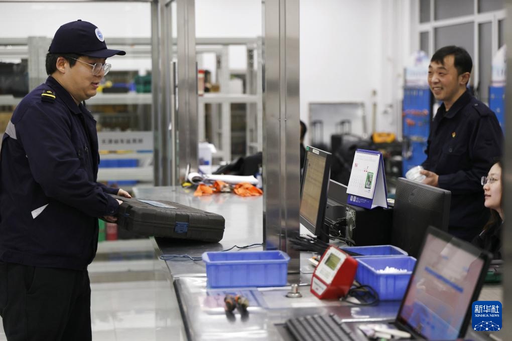 动车“医生”守夜护航春运