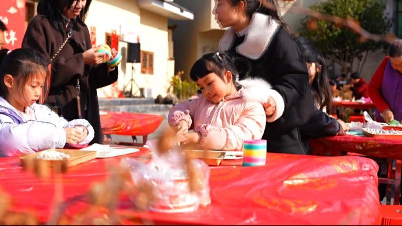 江西寻乌：巧手捏“蟹”迎新春 香酥年味飘万家