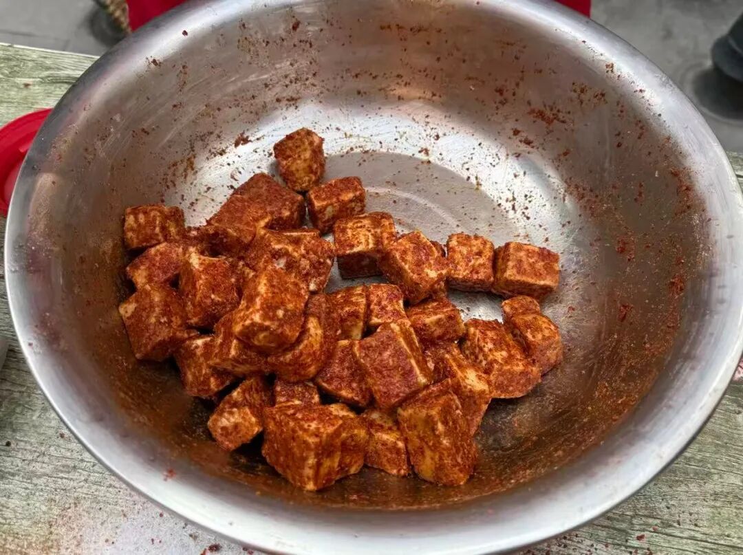 武汉一“霉豆腐”摊引众人打卡体验，顾客：“刮豆腐的过程很解压”