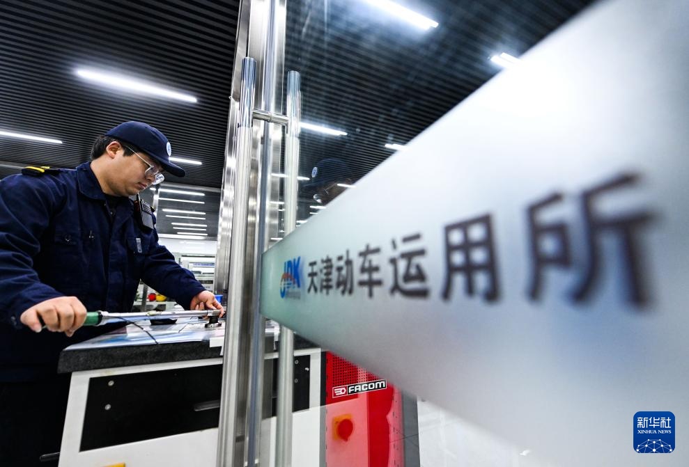 动车“医生”守夜护航春运