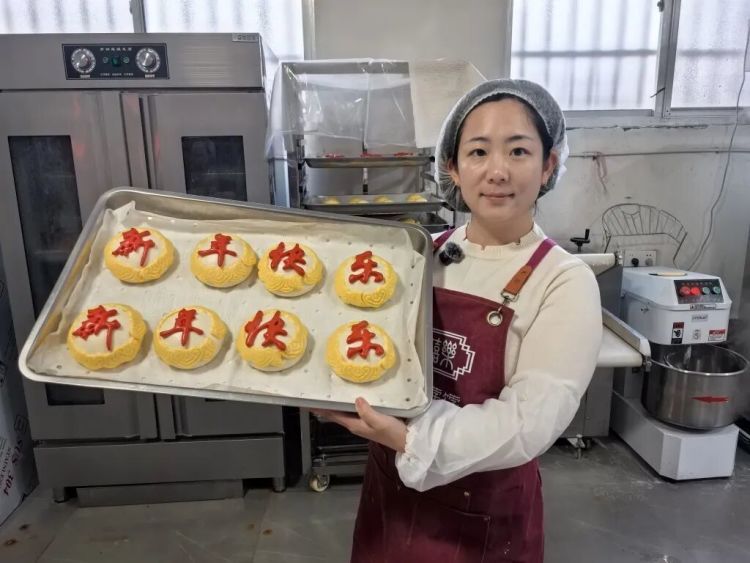 青岛90后姑娘跨界做花饽饽,最贵一个卖了1.8万元,一年销售额超百万 青岛90后姑娘跨界做花饽饽,最贵一个卖了1.8万元,一年销售额超百万