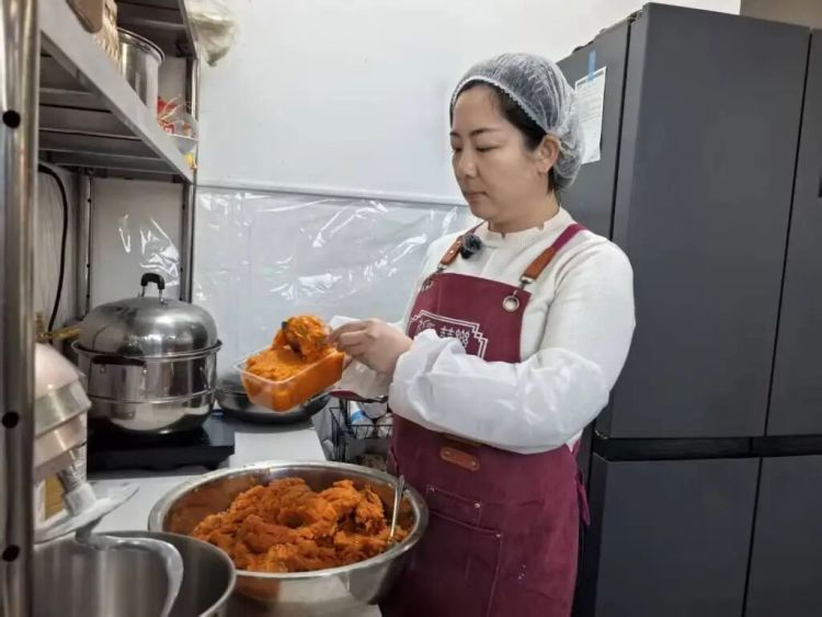 青岛90后姑娘跨界做花饽饽,最贵一个卖了1.8万元,一年销售额超百万 青岛90后姑娘跨界做花饽饽,最贵一个卖了1.8万元,一年销售额超百万