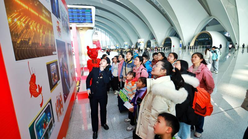 江西:南铁加开63列春运列车 用非遗与机器人温暖旅途 江西:南铁加开63列春运列车 用非遗与机器人温暖旅途