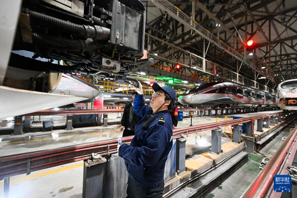 动车“医生”守夜护航春运