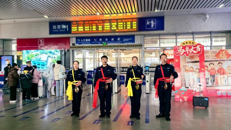 江西:南铁加开63列春运列车 用非遗与机器人温暖旅途 江西:南铁加开63列春运列车 用非遗与机器人温暖旅途