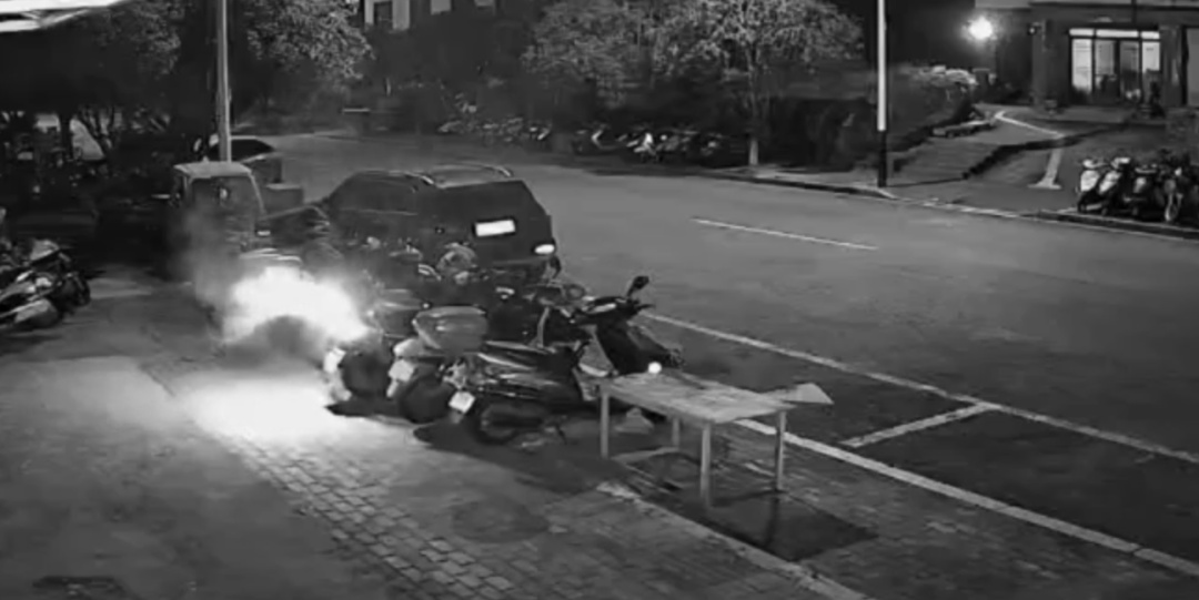 熊孩子！杭州一男孩将点燃的烟花扔进后备箱引发火灾，监控曝光；消防提醒