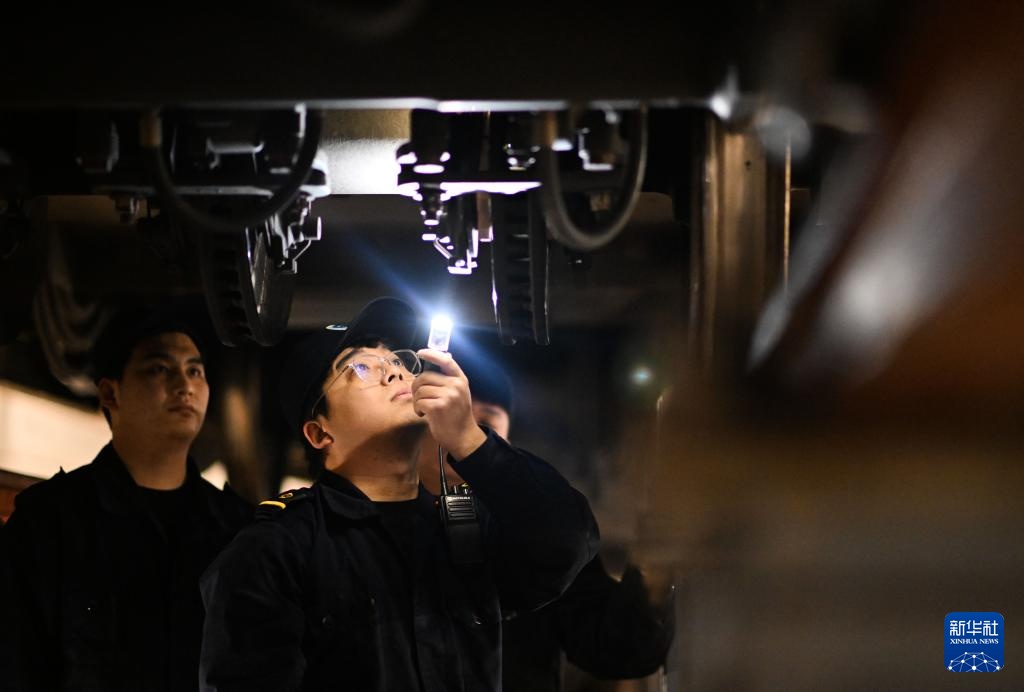 动车“医生”守夜护航春运